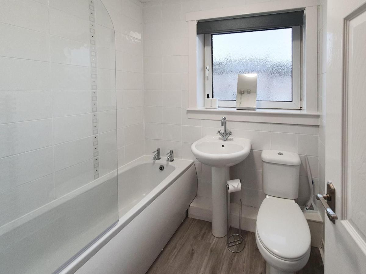 3 Bedroom House Amazon M90 Dunfermline Edinburgh Exterior foto